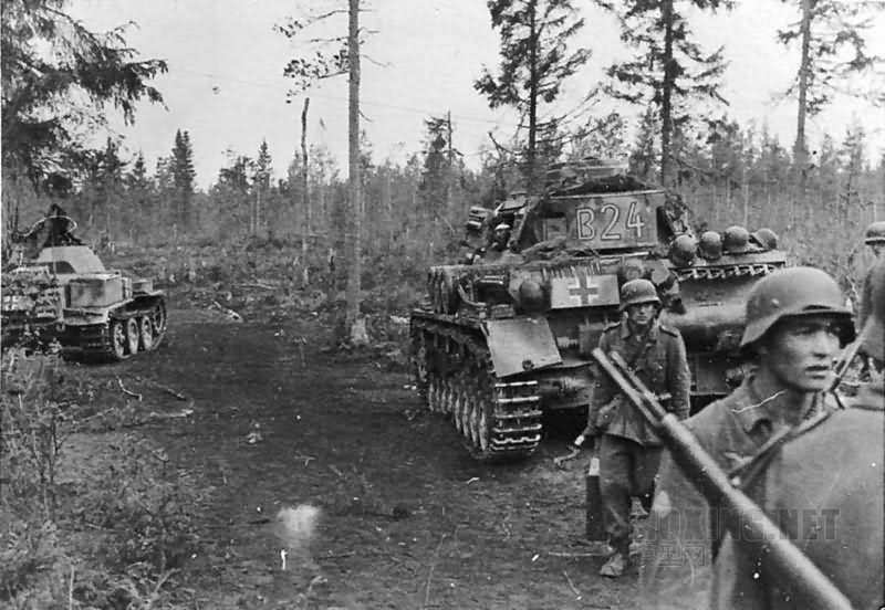 Panzer_II_Ausf_J_VK1601_and_Panzer_IV.jpg
