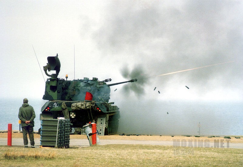 800px-FLAK-Panzer_Gepard_bungsschieen_Todendorf_1987.jpg
