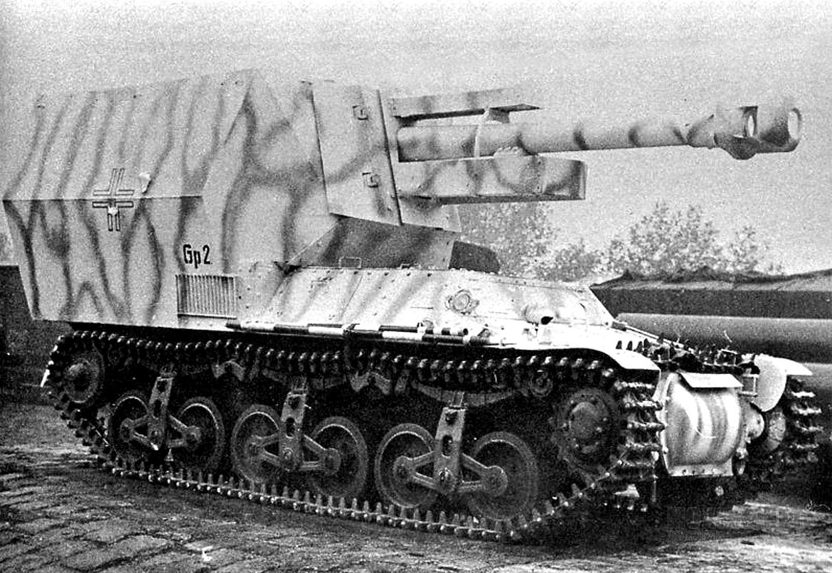 105mm-lefh-18-lorraine-schlepper.jpg