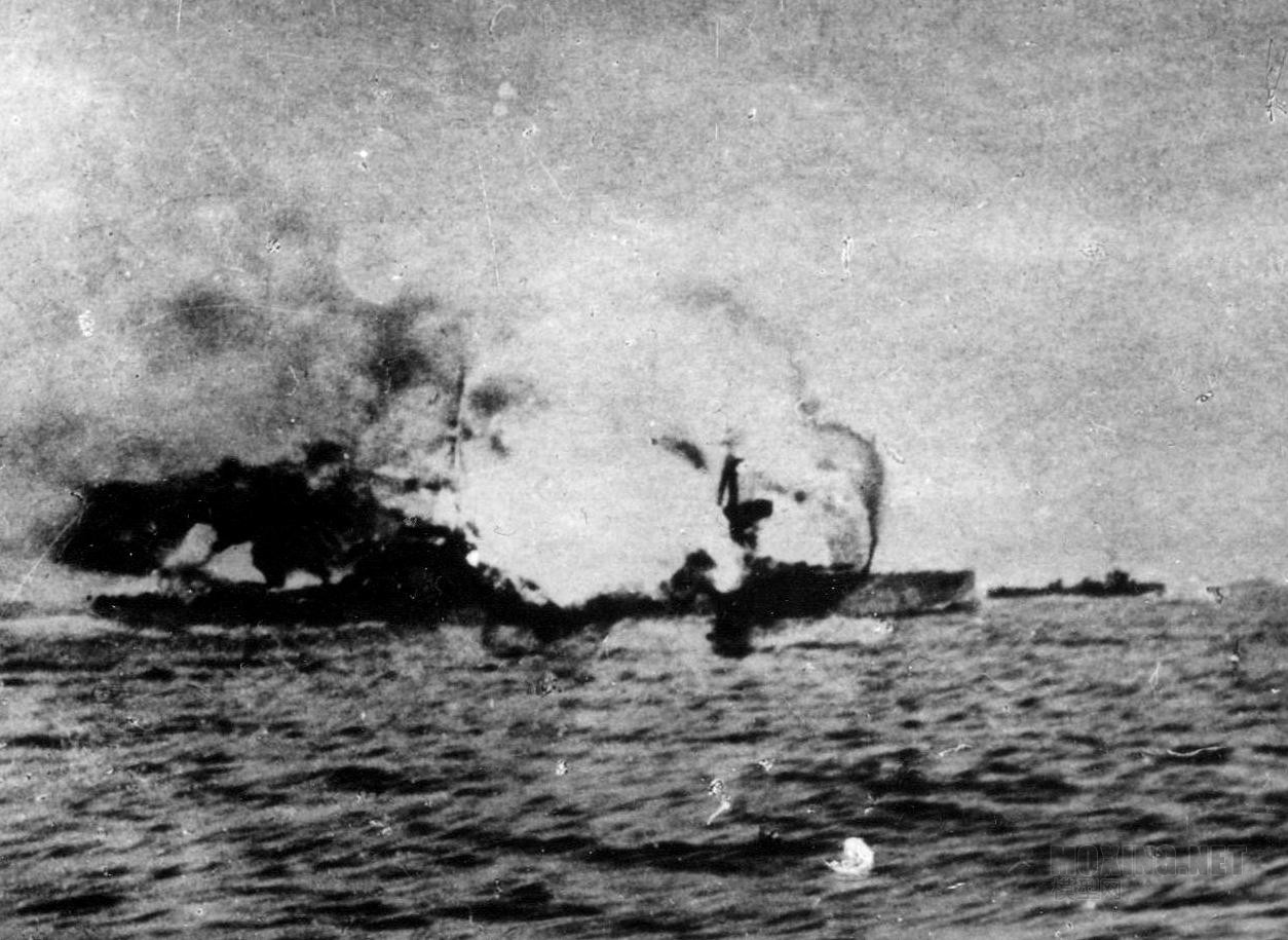 HMS-Invincibles-centre-magazines-explode-IMW-SP2468.jpg