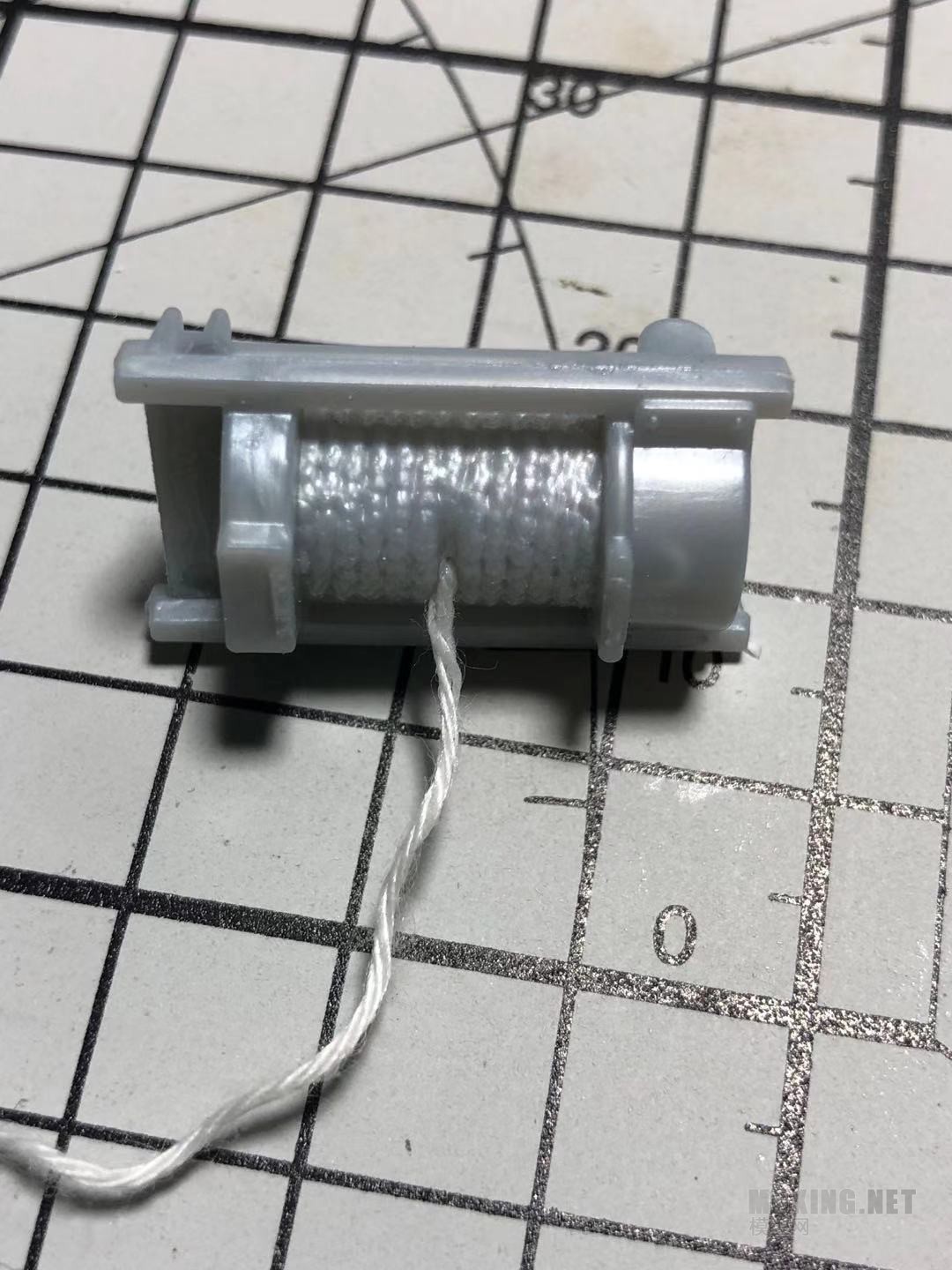 绞盘原板件没有提供,开始用胶棒制作了一个不是很好看,从过去车模剩下的1/24的卡车模型绞盘放在这里刚好合 ... 绞盘原板件没有提供,开始用胶棒制作了一个不是很好看,从过去车模剩下的1/24的卡车模型绞盘放在这里刚好合 ...