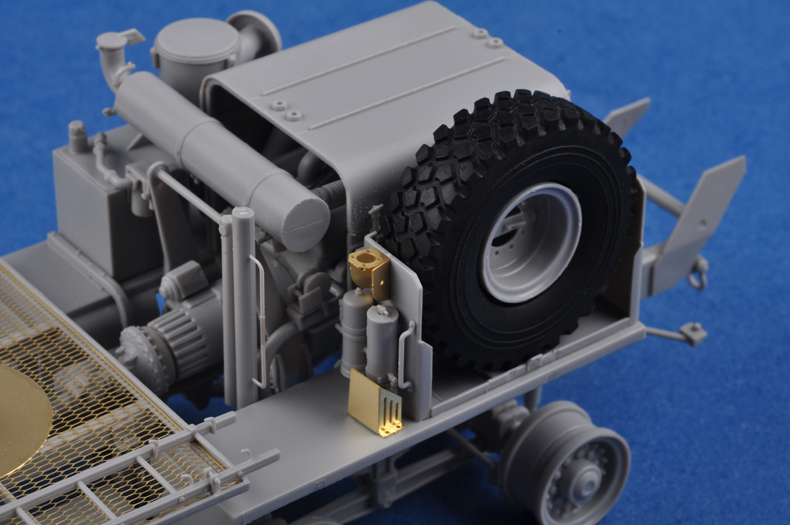 号手新品-1/35美国M983重型牵引车(爱国者配套)(TR01021) 