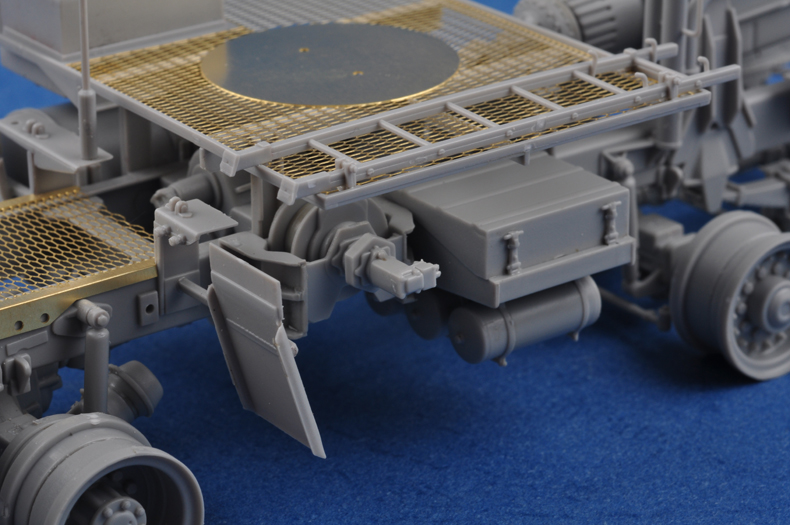 号手新品-1/35美国M983重型牵引车(爱国者配套)(TR01021) 