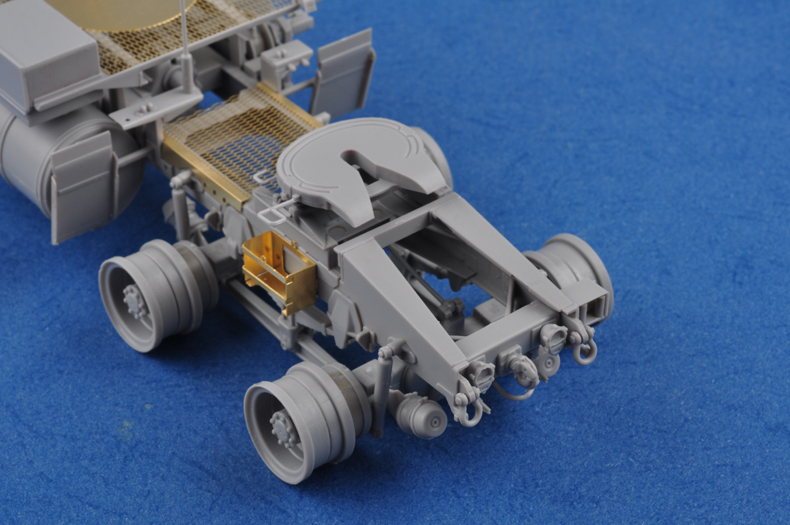号手新品-1/35美国M983重型牵引车(爱国者配套)(TR01021) 