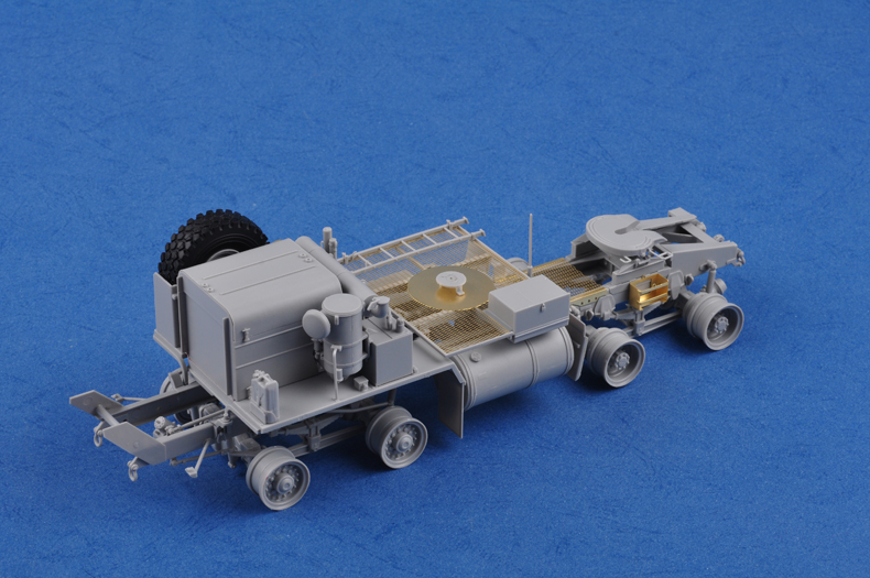 号手新品-1/35美国M983重型牵引车(爱国者配套)(TR01021) 