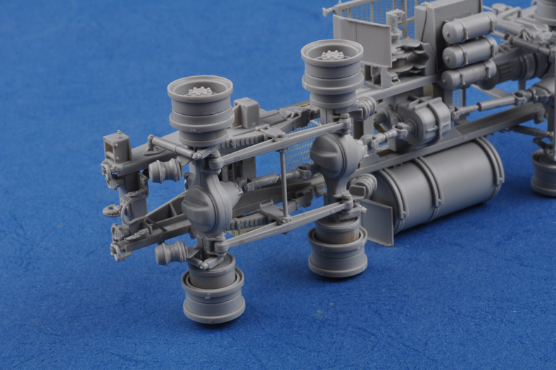 号手新品-1/35美国M983重型牵引车(爱国者配套)(TR01021) 