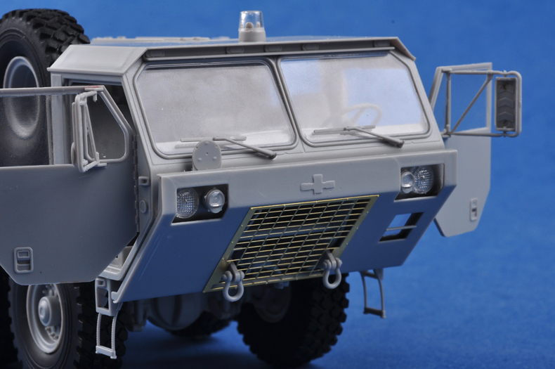 号手新品-1/35美国M983重型牵引车(爱国者配套)(TR01021) 