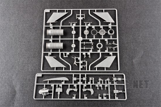 小号手新品-1/48中国歼-7GB表演机(02862)