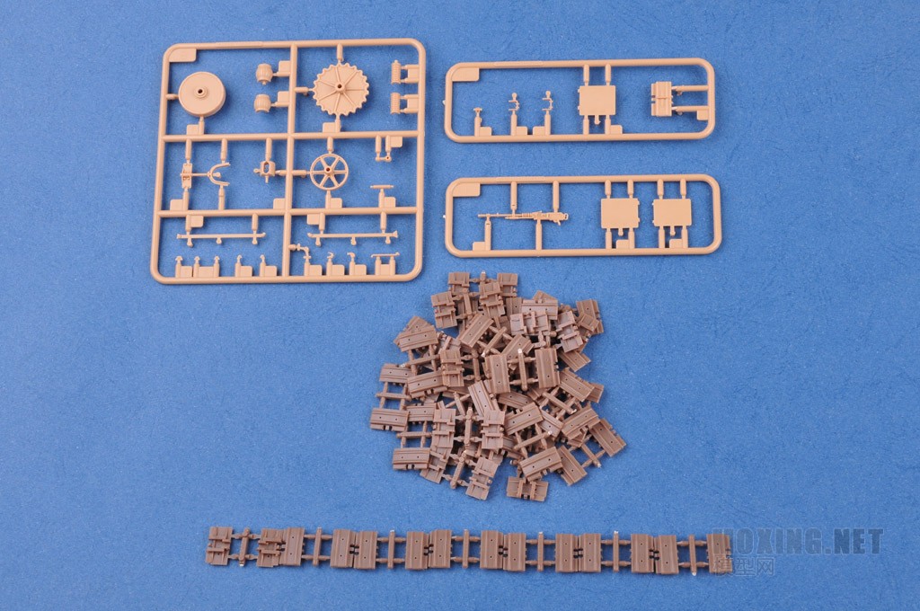 HOBBYBOSS新品-1/35法国圣沙蒙重型坦克-中期型(83859)