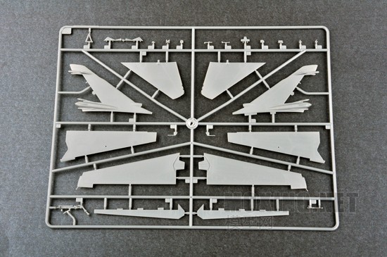 小号手新品-1/72俄罗斯苏-24M“击剑手”战斗轰炸机(01673)