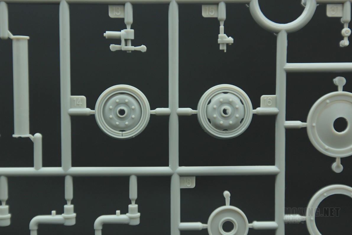 [模型网评测]威骏-1/35德军SWS供弹车及装甲货运车(二合一)(CB35214)