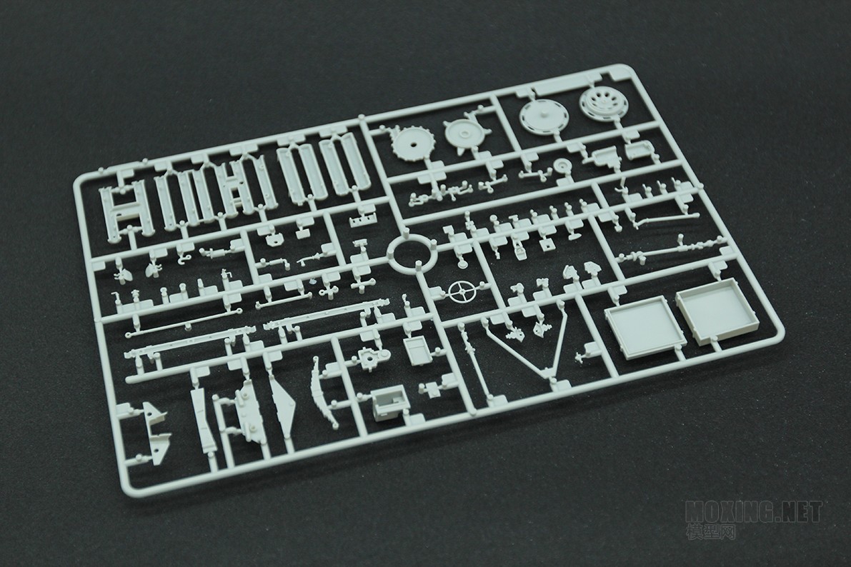 [模型网评测]威骏-1/35德军SWS供弹车及装甲货运车(二合一)(CB35214)