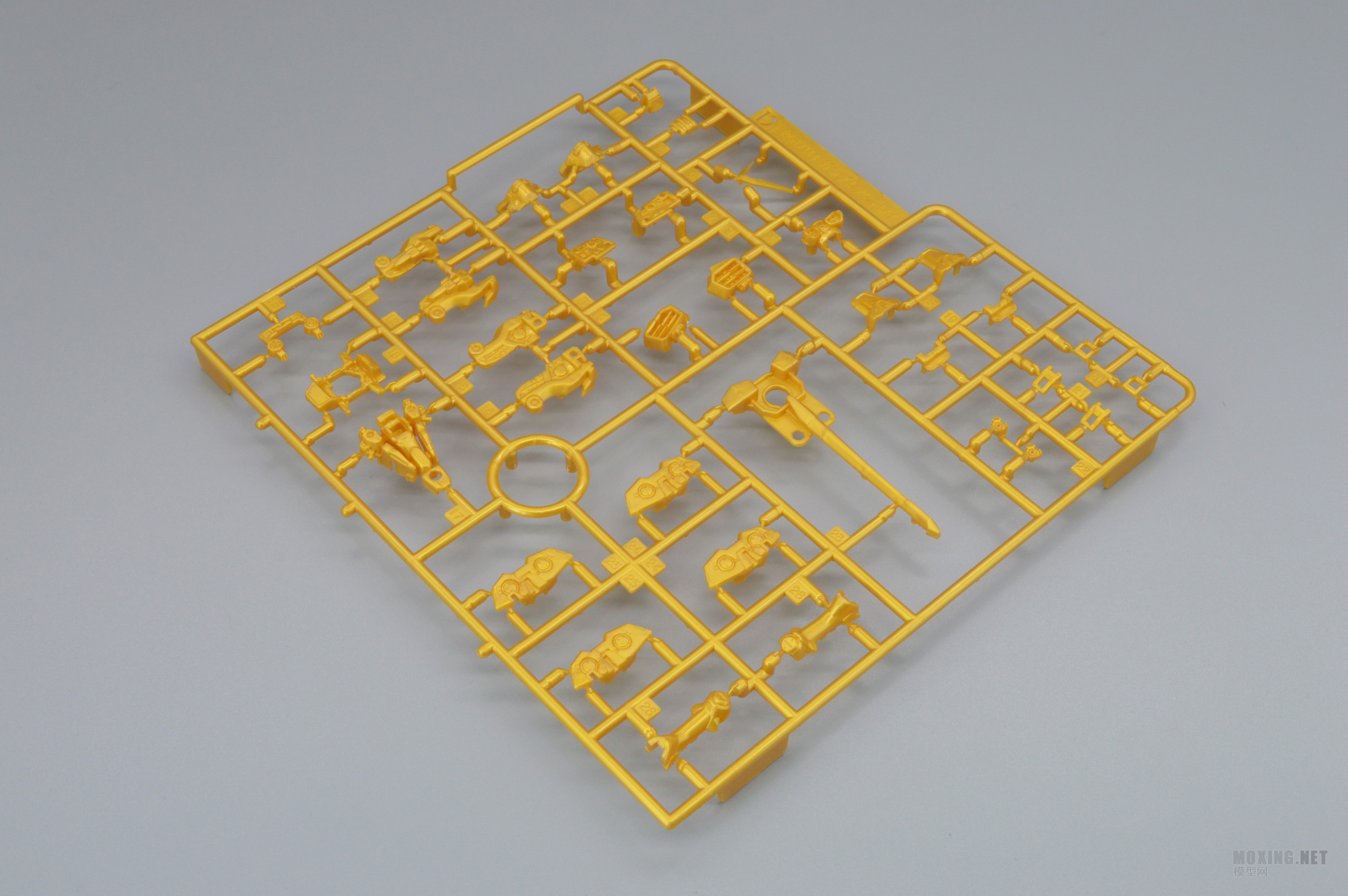 万代-1/144 RG 异端高达金色机 天.蜜纳