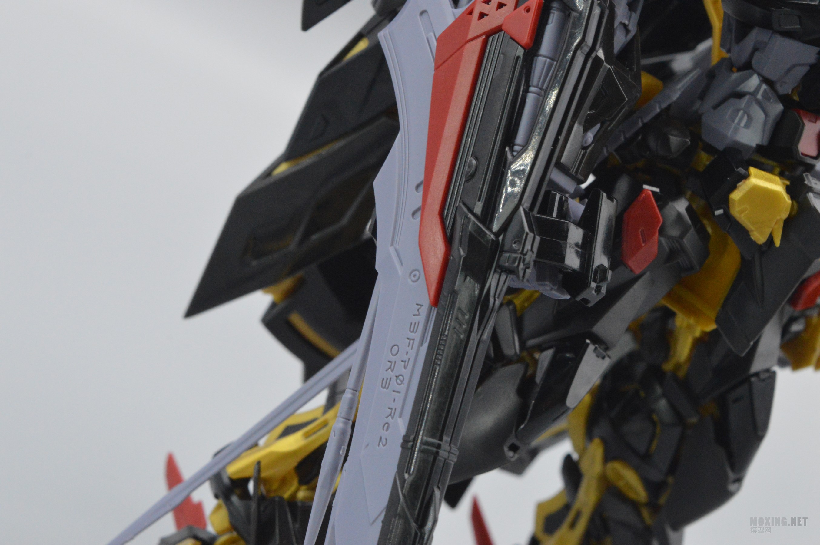 万代-1/144 RG 异端高达金色机 天.蜜纳