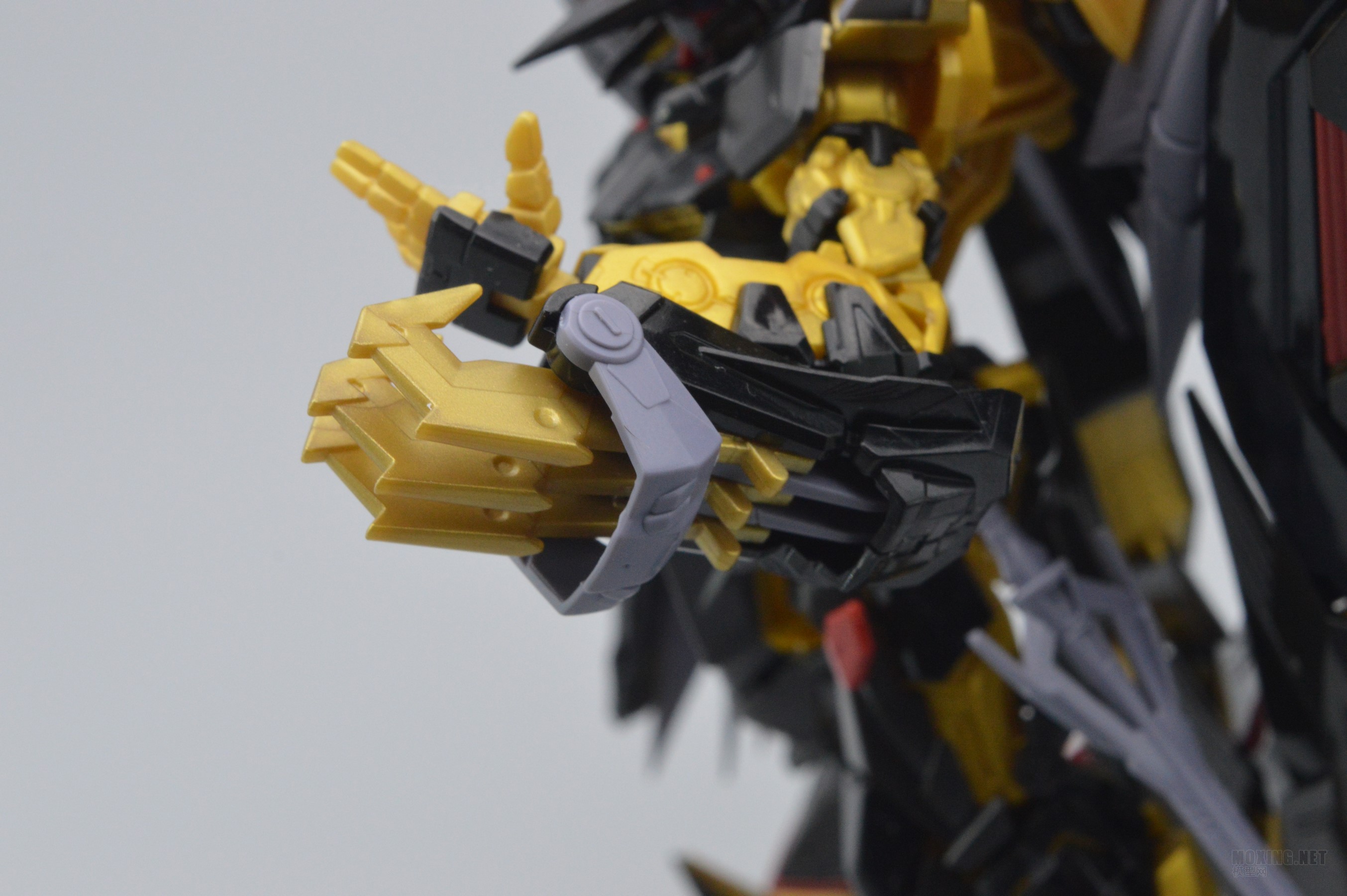 万代-1/144 RG 异端高达金色机 天.蜜纳