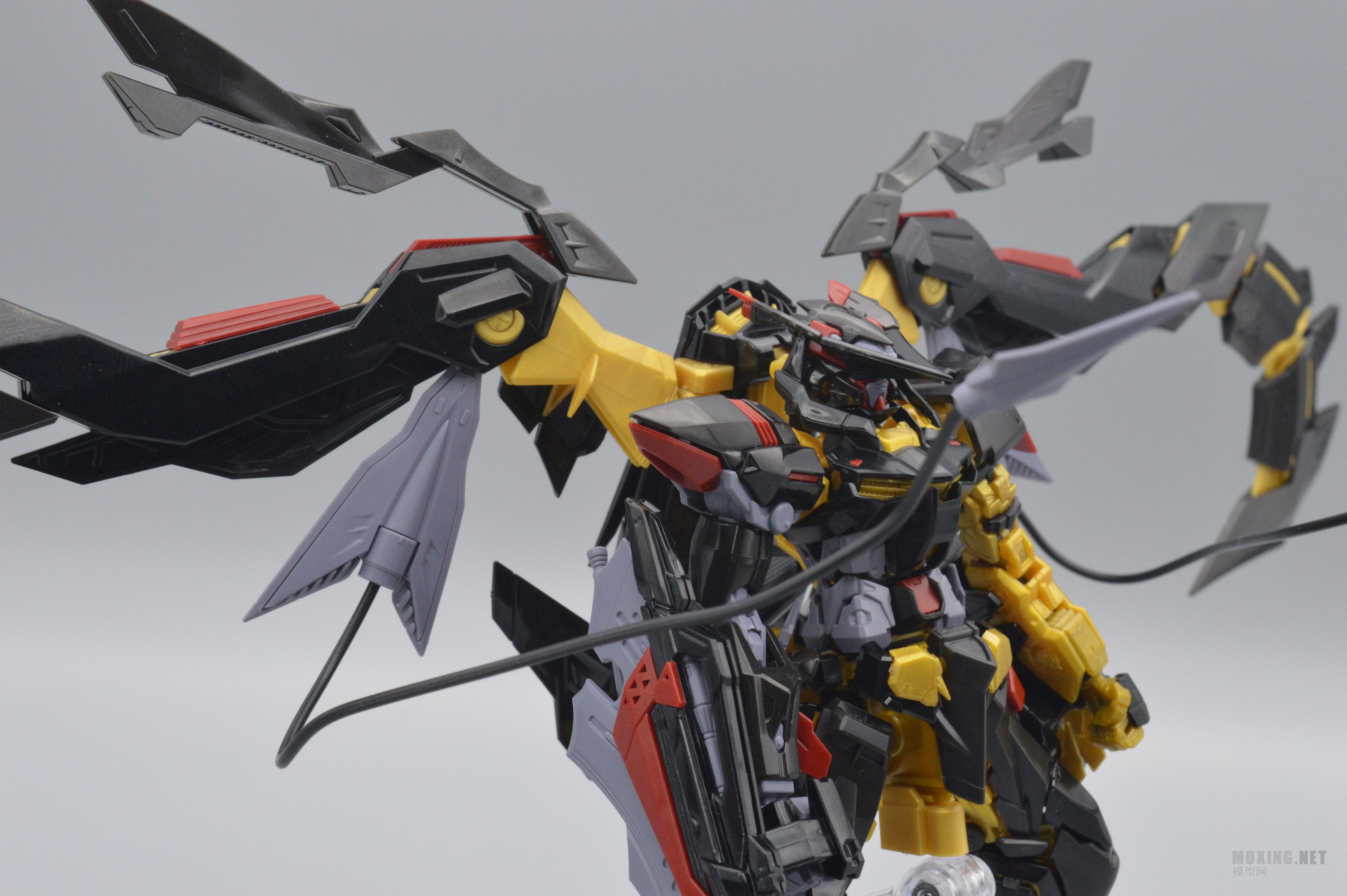 万代-1/144 RG 异端高达金色机 天.蜜纳