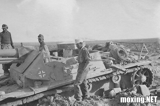 15cm-sIG33-auf-fahrgestell-panzerkampfwagen-III-ausf-h-spg-crew.jpg